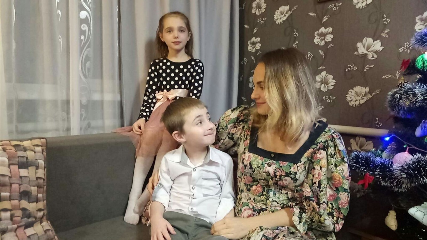 Посланцем Святого Миколая для дітей сім`ї Сабашів з Холмів став селищний голова Василь Чеботарь