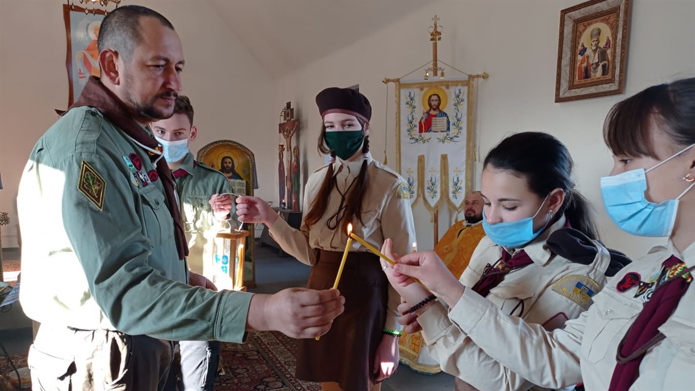 Балтські пластуни передають жителям громади Вифлеємський вогонь миру