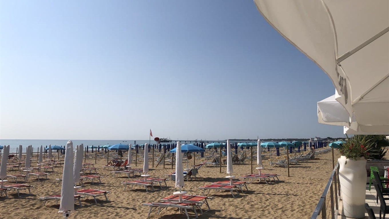 Морські курорти Італії в часи пандемії. Теплий душ на пляжі і алея слави