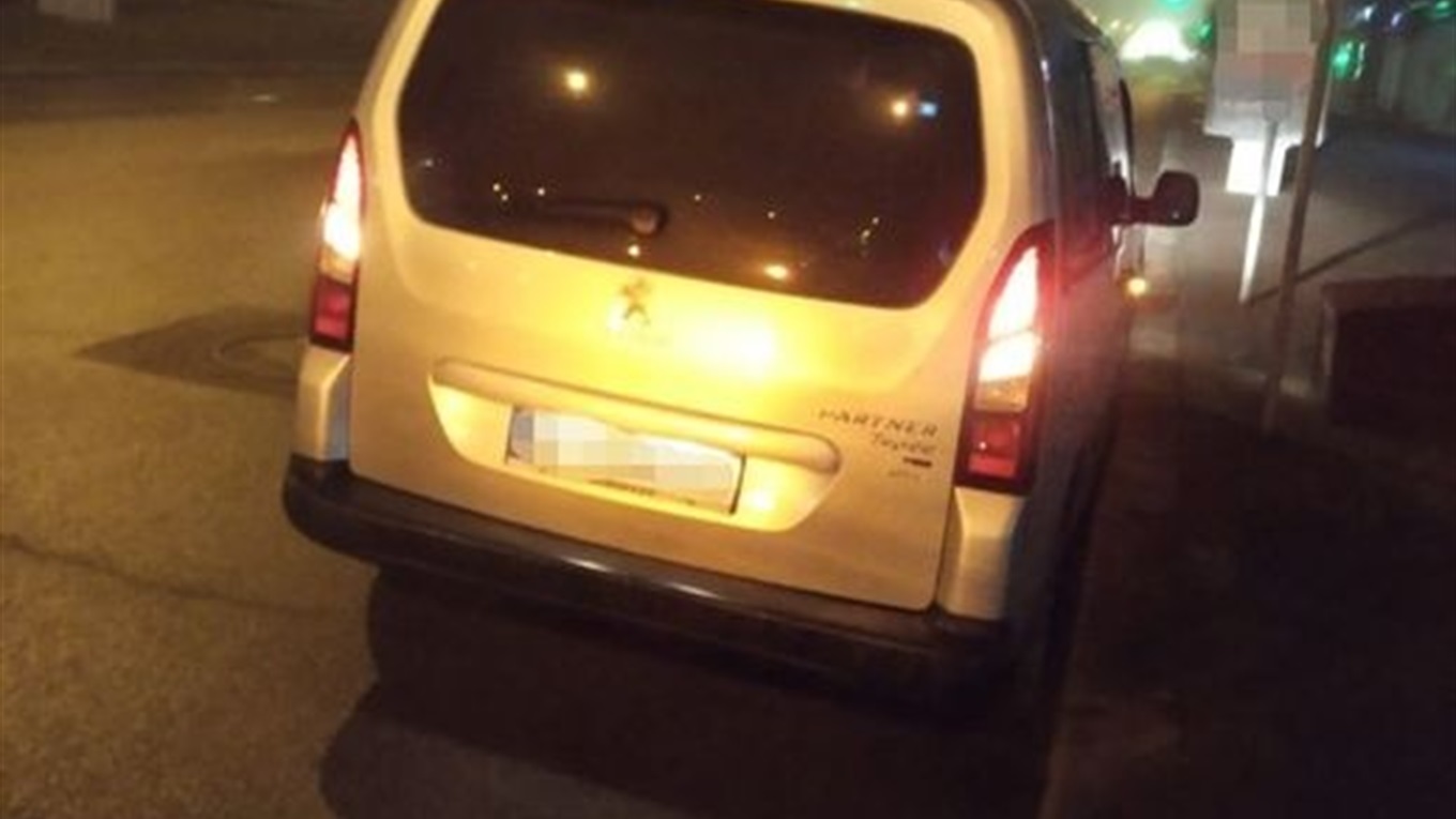 В Івано-Франківську 23-річний водій-порушник підкинув у поліцейську машину 600 гривень