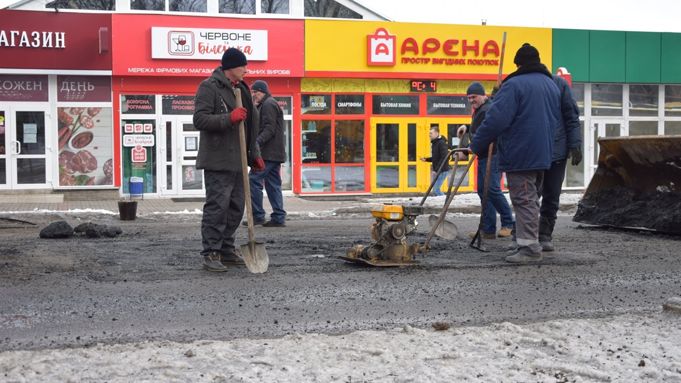На Центральній вулиці у Волновасі відремонтували велику яму, яка заважала водіям: фото 