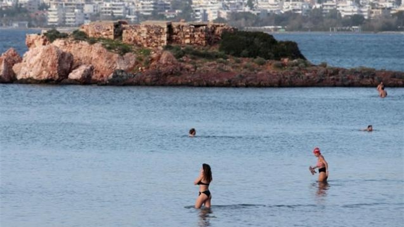 В Греции аномальная жара: люди купались в море и загорали