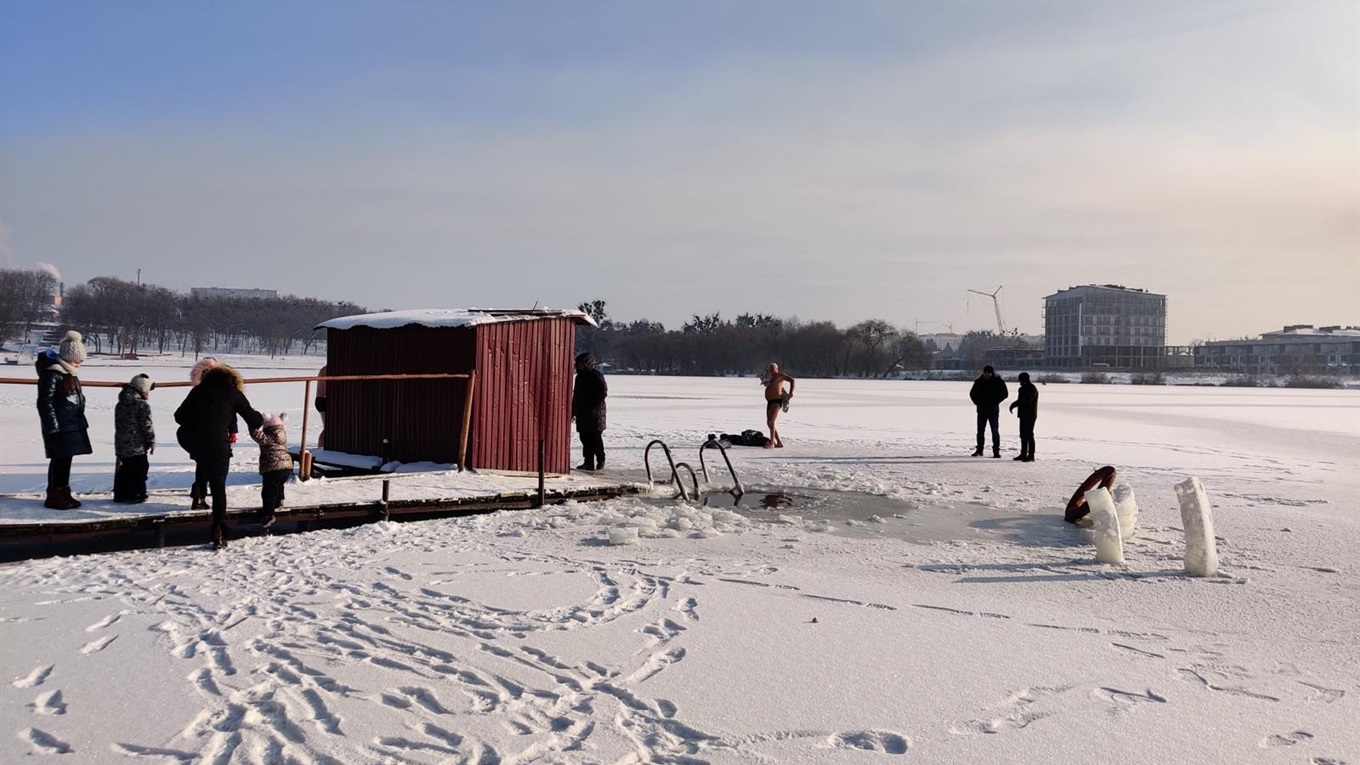 Водохреща. У Рівному найзавзятіші моржувальники пірнули в ополонку
