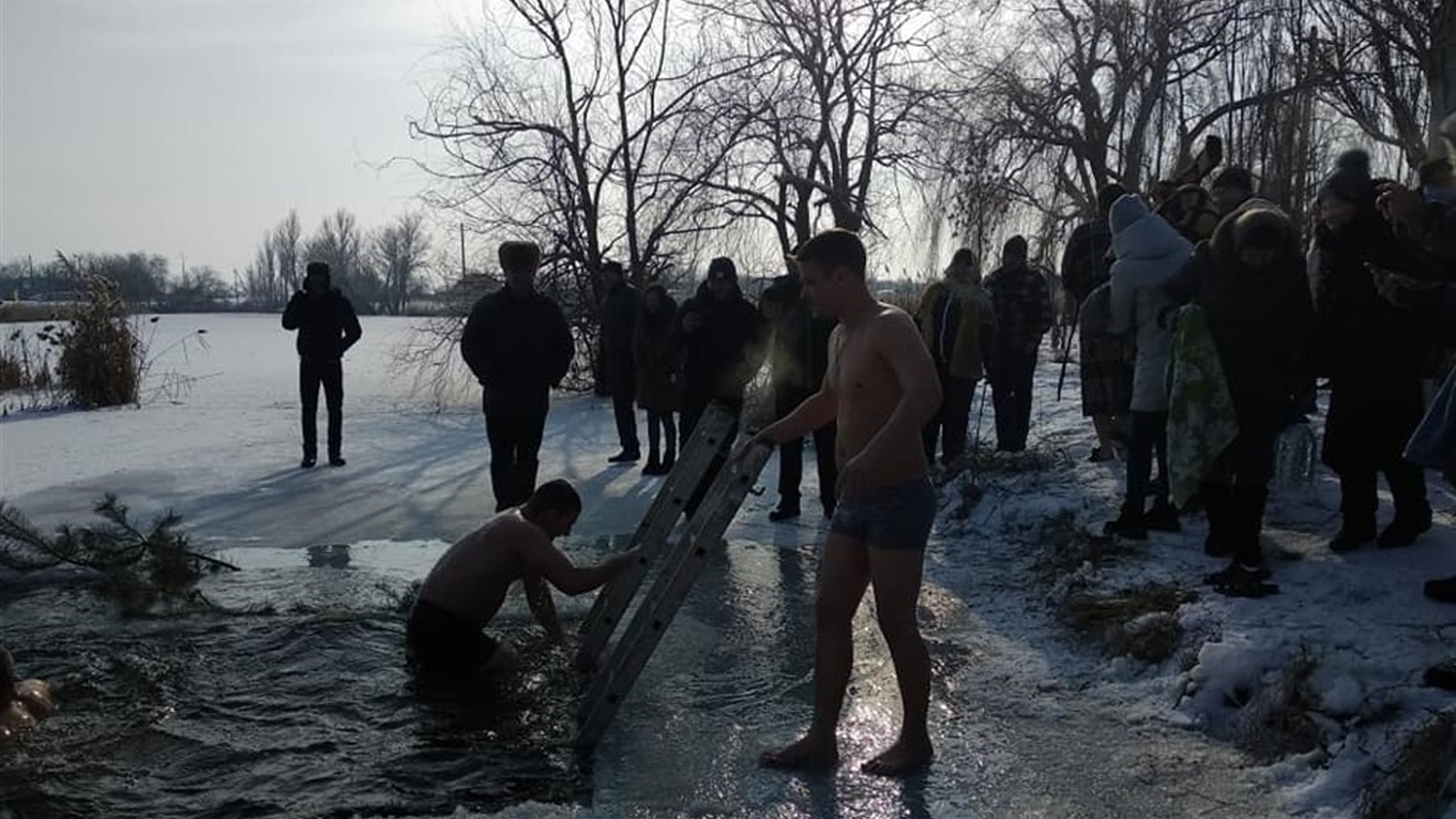 Як першопокровчани випробовували себе на міцність на Водохреща. Фоторепортаж