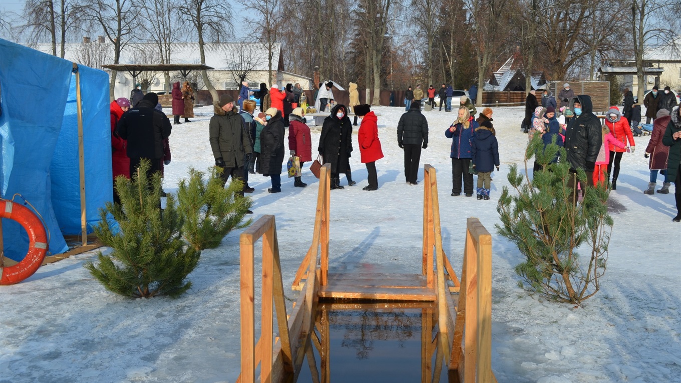 На Водохреща у Корюківці люди занурювалися у крижану воду