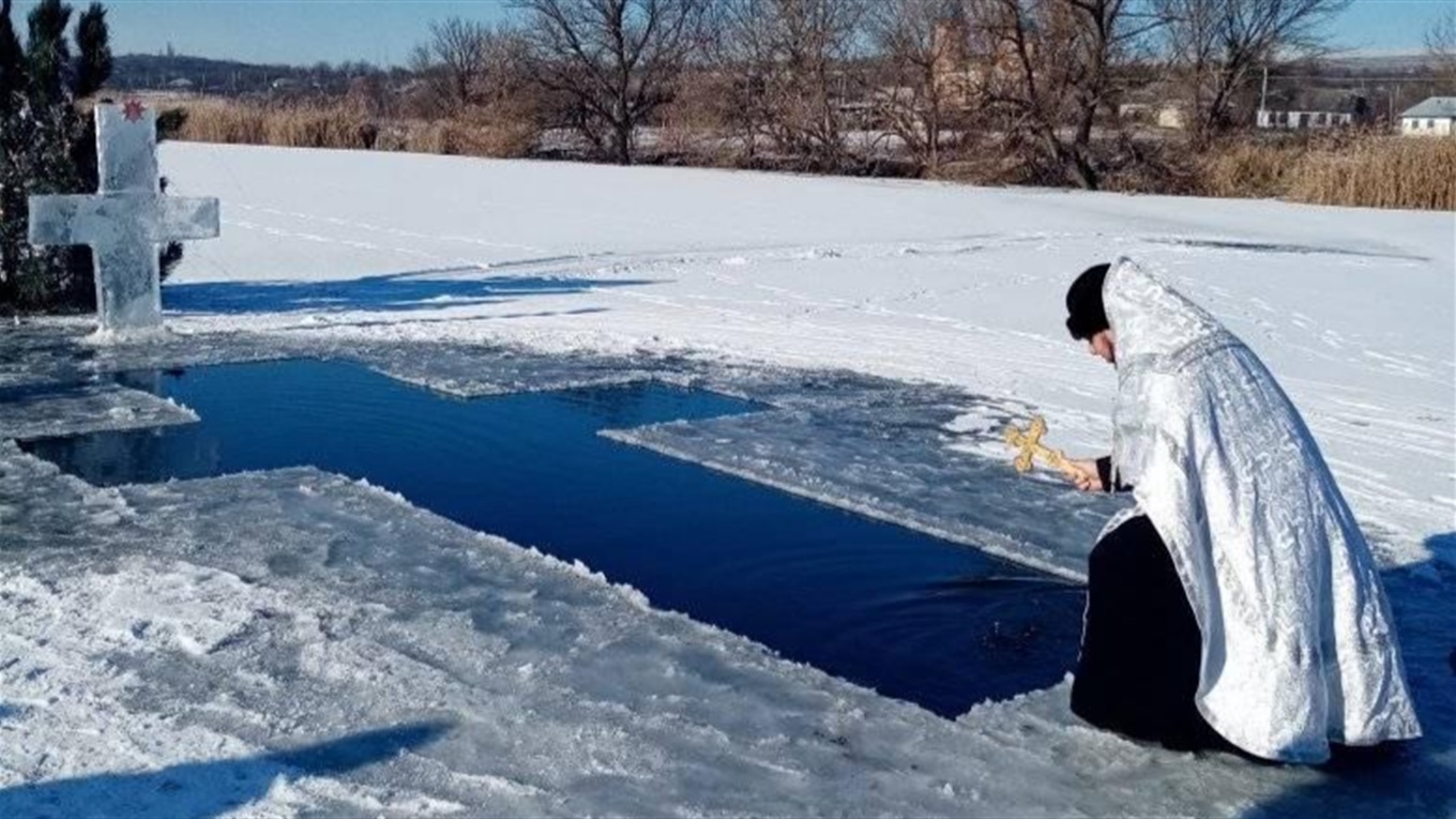 Водохреще при -18: хто з відомих балтян пірнав в ополонку цього дня