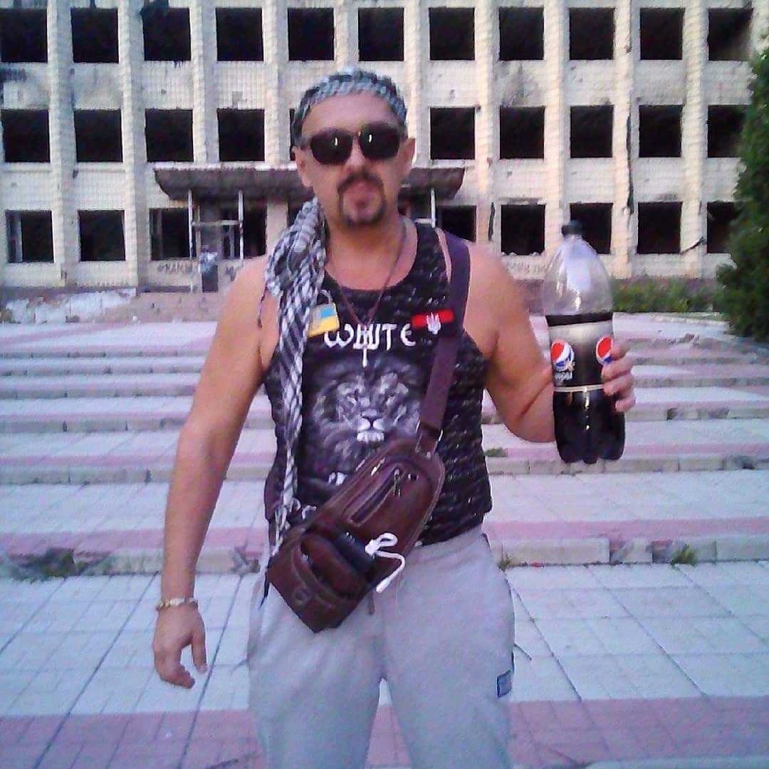Родин Маликов на фоне здания горсовета в Торецке, которое было разрушено во время боев за город