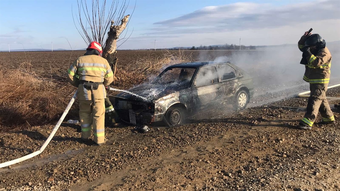 На дорозі поблизу Шипинців згорів легковий автомобіль, водій у лікарні 