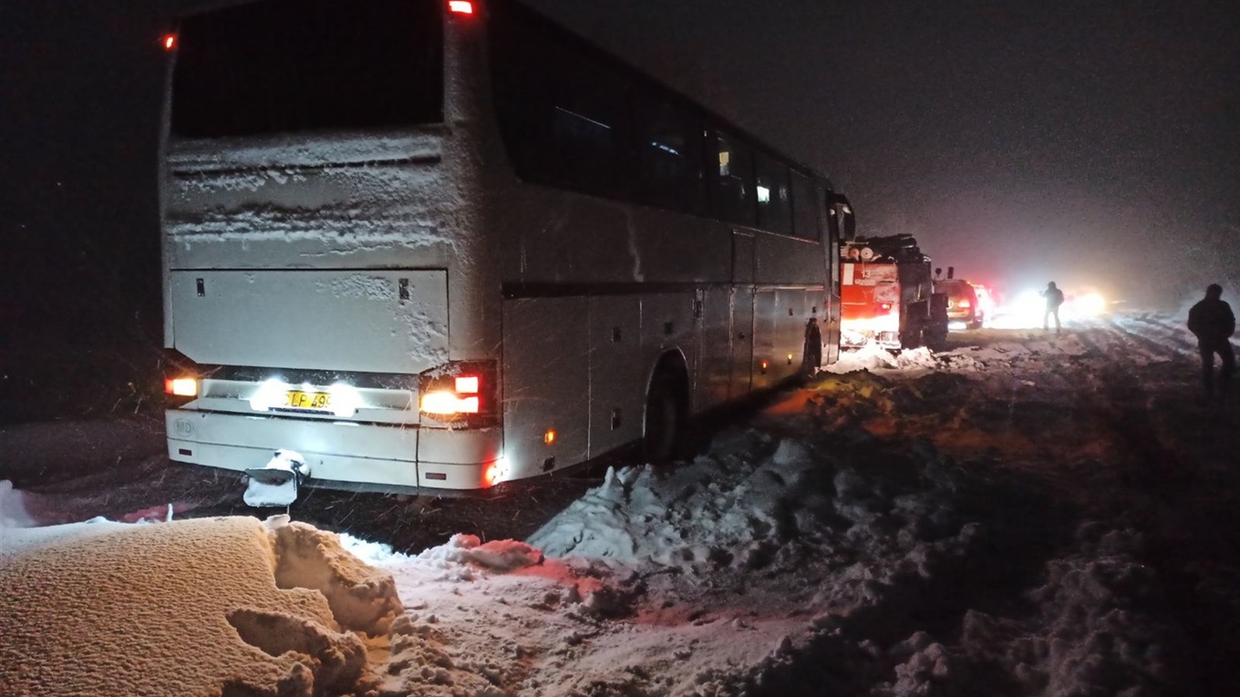 Отмена рейсов, поваленные деревья и страшные пробки: как города у побережья отходят от метели