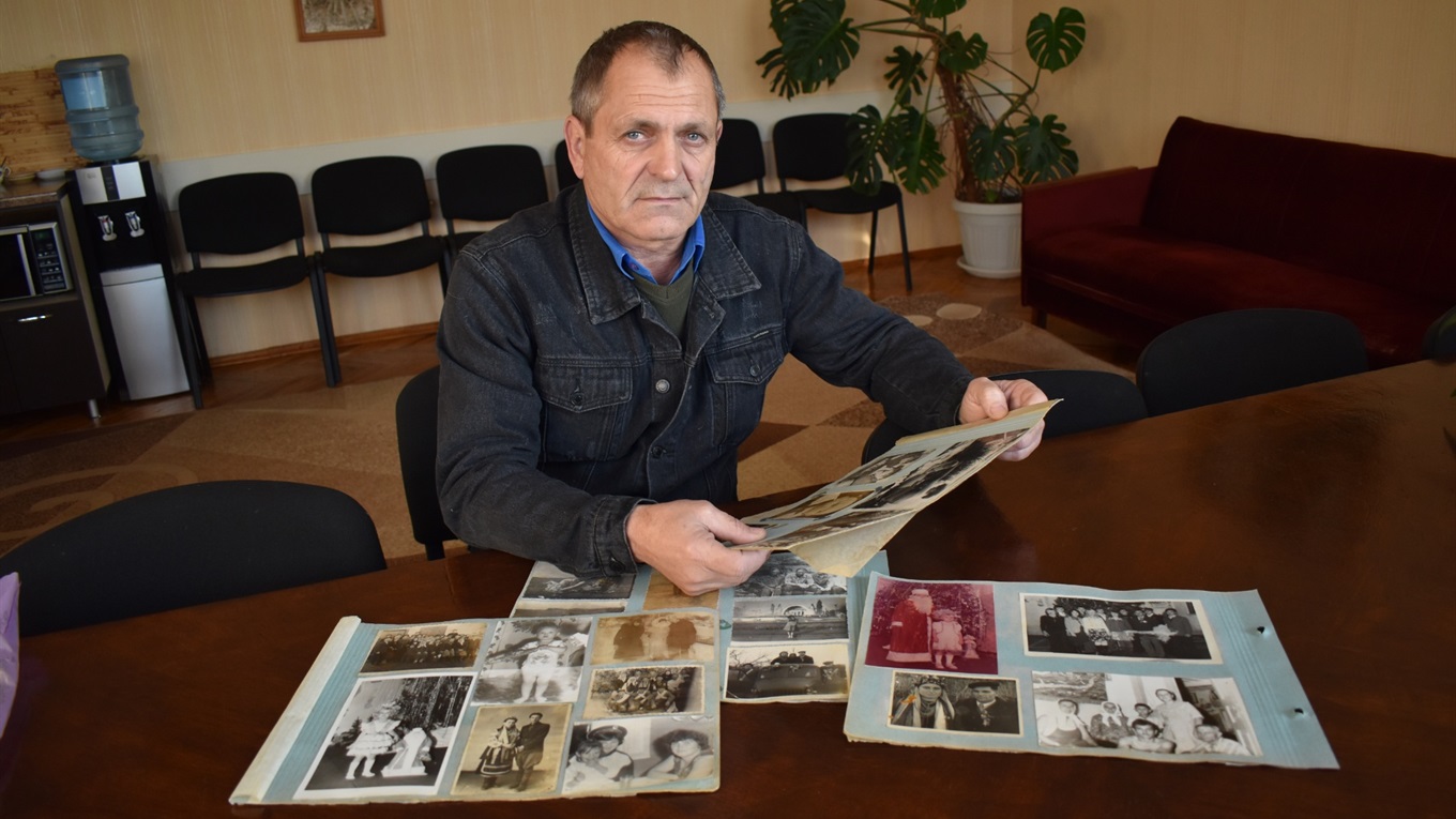 Анатолій Брик виставляє у фейсбуці колишні фотографії та веде фотощоденник