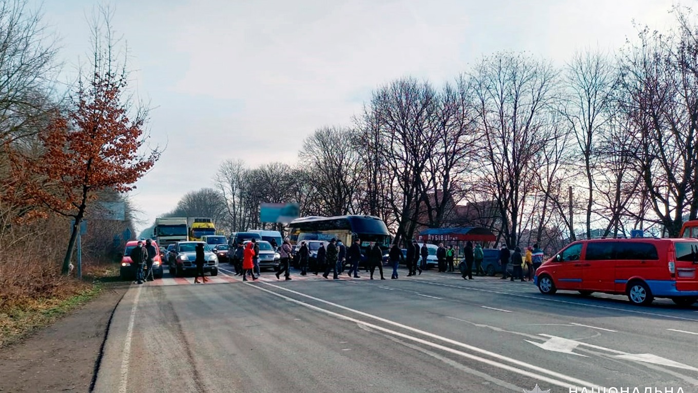 На трасі Чернівці-Снятин 30 січня обмежено рух транспорту: люди мітингують у Дубівцях і в Берегометі