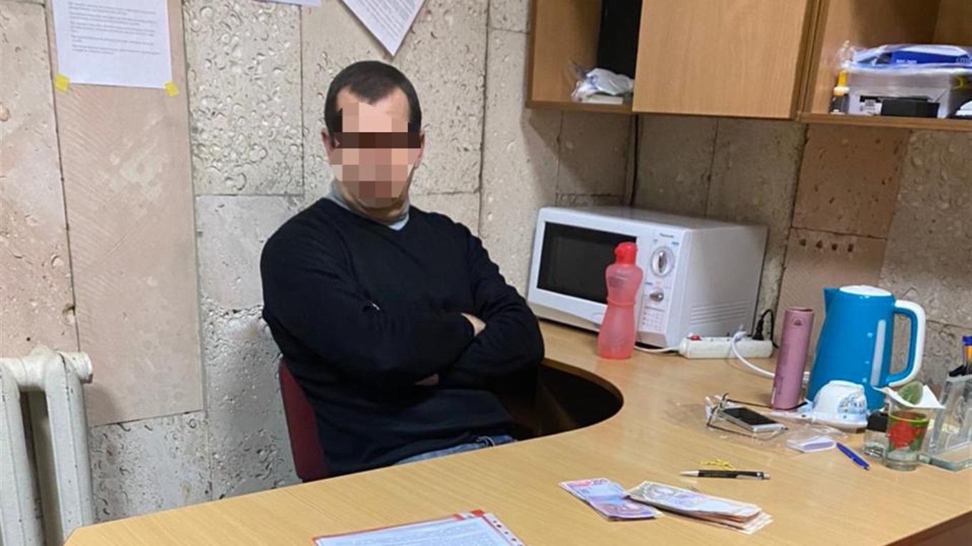 53 тисячі гривень за користування складськими приміщеннями: у Переяславі посадовця взяли на хабарі