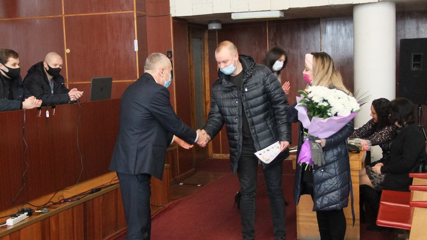 Батькам першого новонародженого маляти 2021 року з Кагарлицької МТГ вручено подарунковий сертифікат