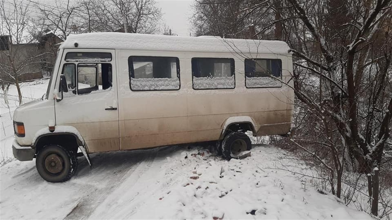 Ожеледиця:  на Калущині автобус ледь не зірвався у 10-метрову прірву 