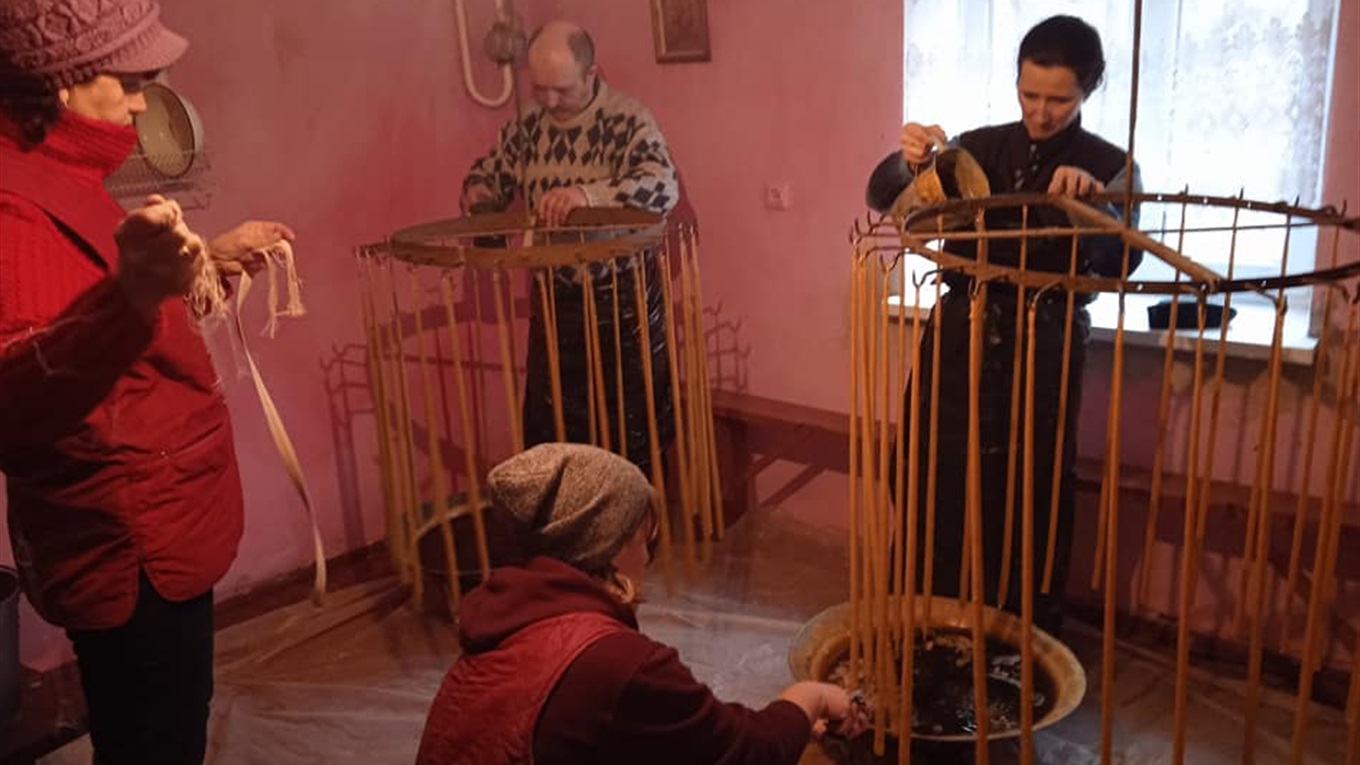 Як у Бичківцях на Чортківщині перед Стрітенням за прадавнім звичаєм воскові свічки виливають
