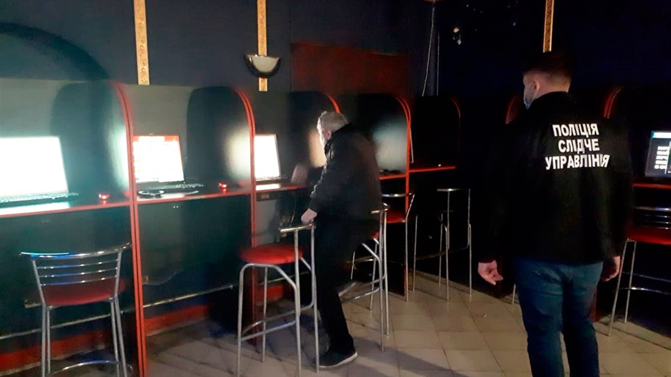 Поліція "прикрила" гральні заклади у Заставні. Вони працювали під виглядом інтерактивних клубів