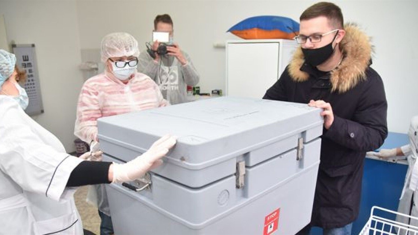 Вакцинация от коронавируса в ОРДЛО. Что известно о Спутнике V и как отреагировали в Украине