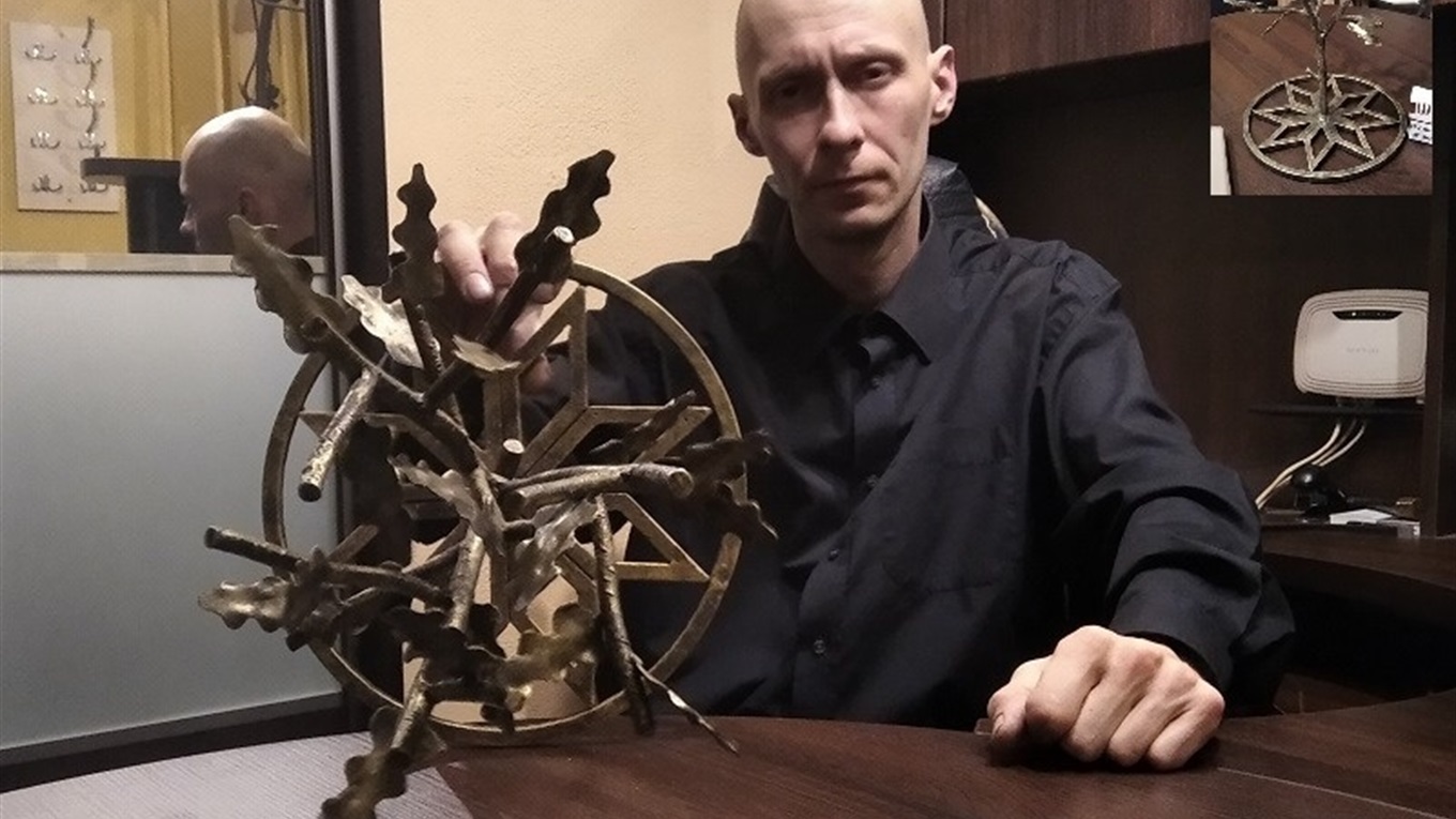 Это он установил трехметровый кроссовок из металла в Краматорске. История Михаила Вирко