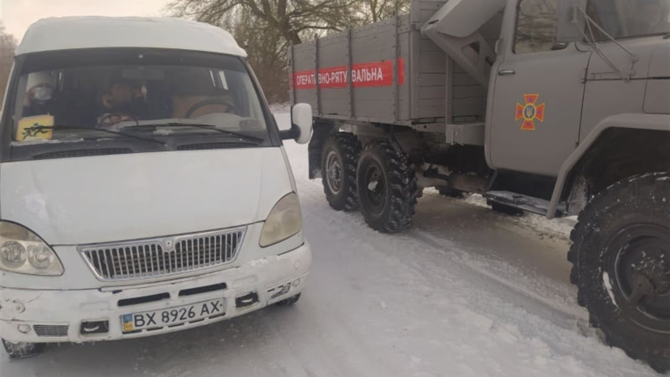 У снігову пастку потрапив автобус з 22 людьми. 15 з них - діти
