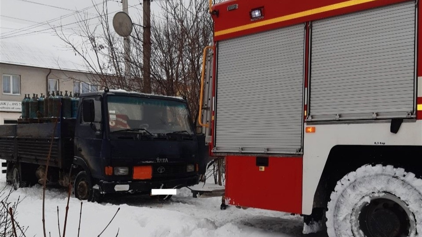 У Калуші рятувальники витягали із снігових наметів авто з кисневими балонами та швидку допомогу