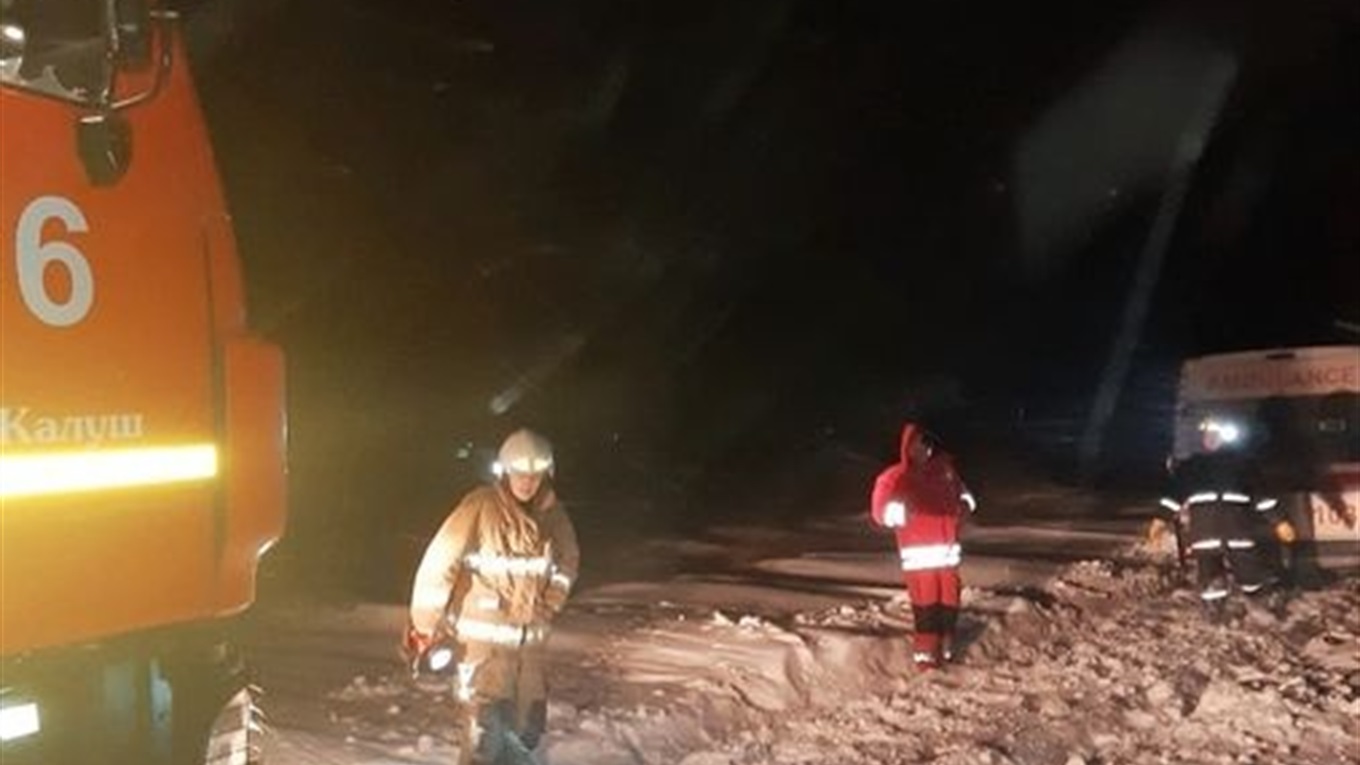 Калуські рятувальники визволили карету швидкої медичної допомоги із снігової пастки