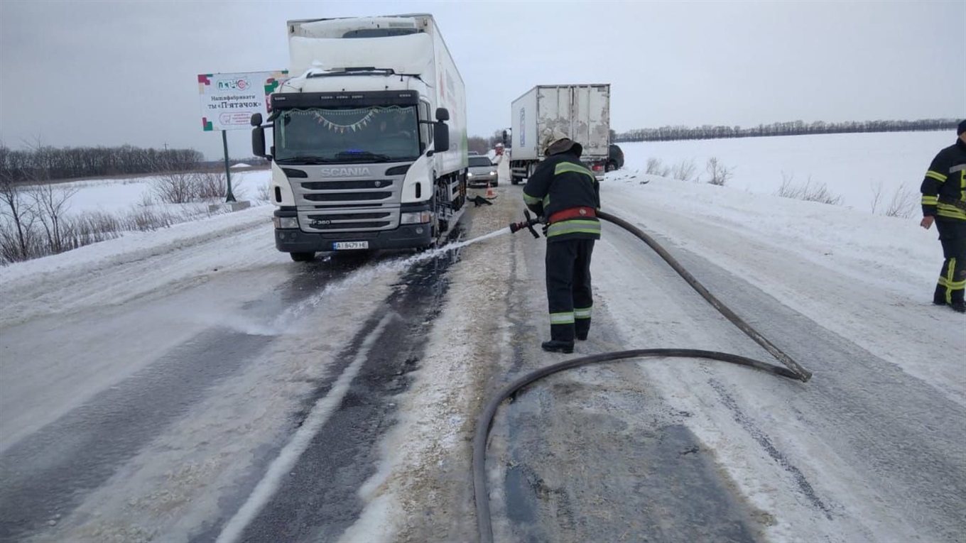 На трасі поблизу Переяслава позашляховик врізався в бак вантажівки. Витекло пальне