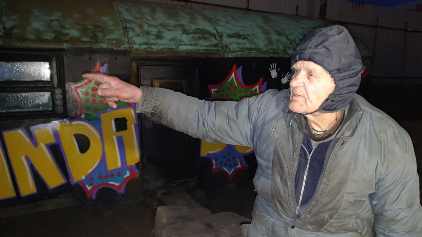 В Мариуполе волонтеры помогли собрать деньги на вагончик пенсионеру. Раньше он жил на парковке ТЦ