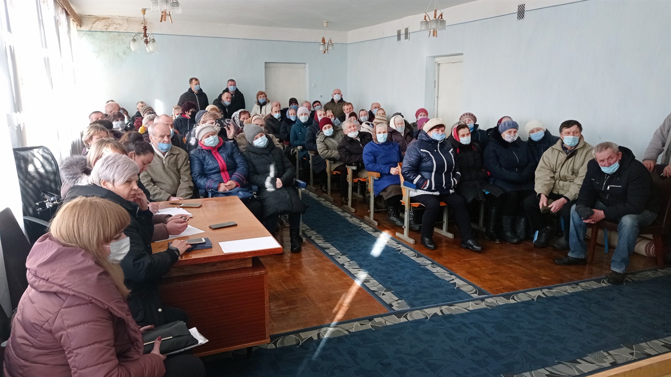 Рафалівчани зібралися в селищній раді, щоб почути про долю відділення лікарні. Про що домовилися?