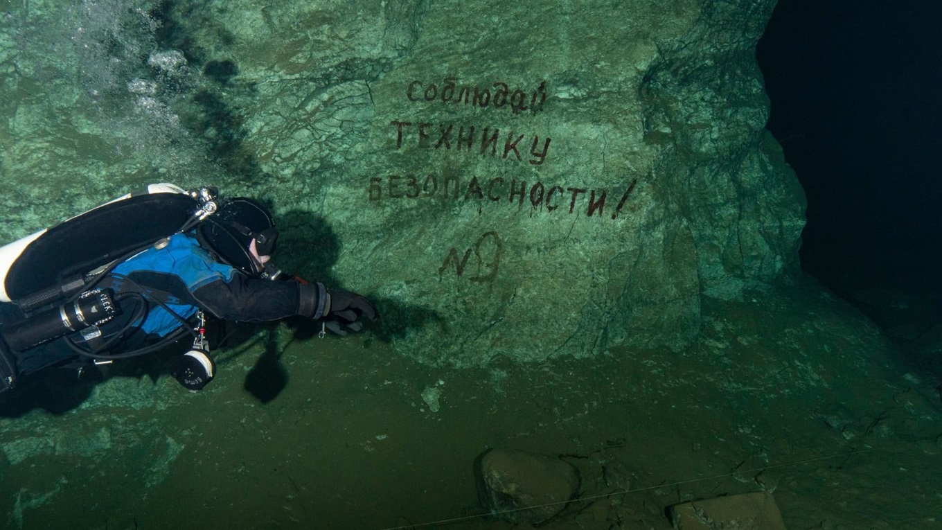 В Бахмуте появились экстремальные дайвинг-курсы. Рассказываем, кто и зачем погружается в пещерах