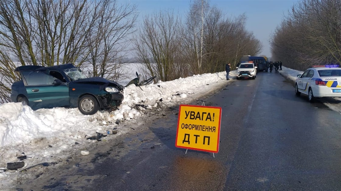На автошляху між Сновськом і Березною маршрутка зіштовхнулася з «Ланосом». Є постраждалі
