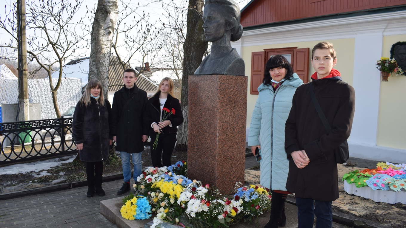 Покладання квітів та святковий концерт: як у Новограді відзначали 150-річчя Лесі Українки