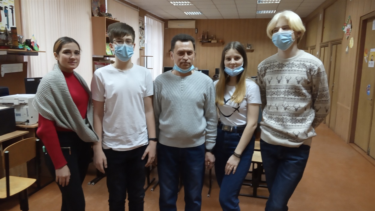 Леонід Котляров з командою учнів вже не один рік керує друкарнею при інтернаті