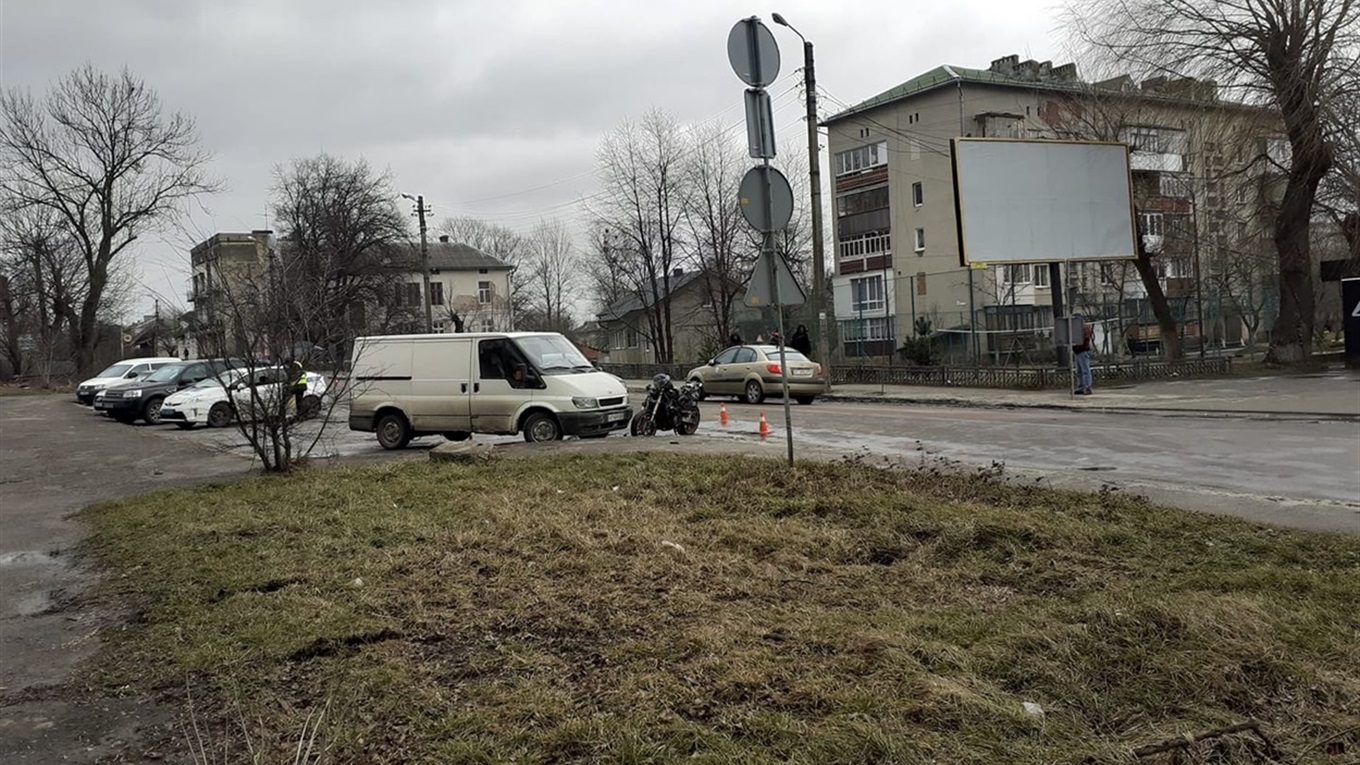 На вулиці Грушевського мотоцикліст врізався у припаркований бус