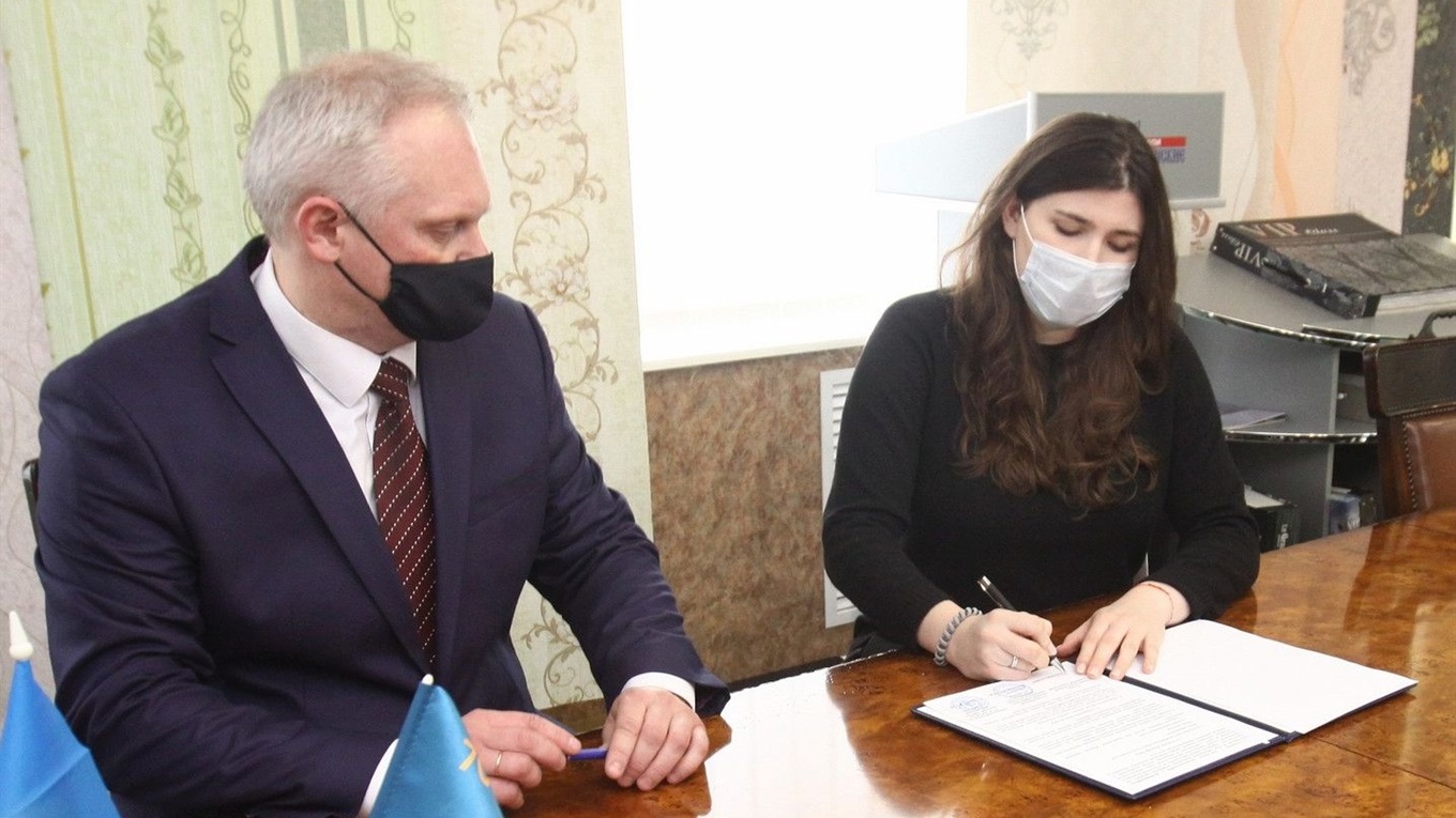Голова Чернігівської ОДА Анна Коваленко підписала меморандум про співпрацю з фабрикою шпалер