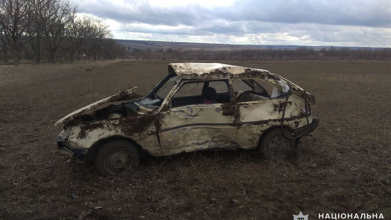 У Волноваському районі автівка влетіла у дерево: водія доправили у реанімацію