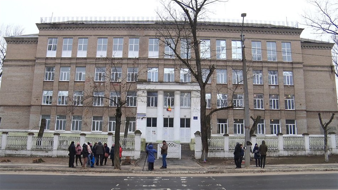 В Рубіжному батьки учнів протестують проти злиття шкіл. Що відбувається?