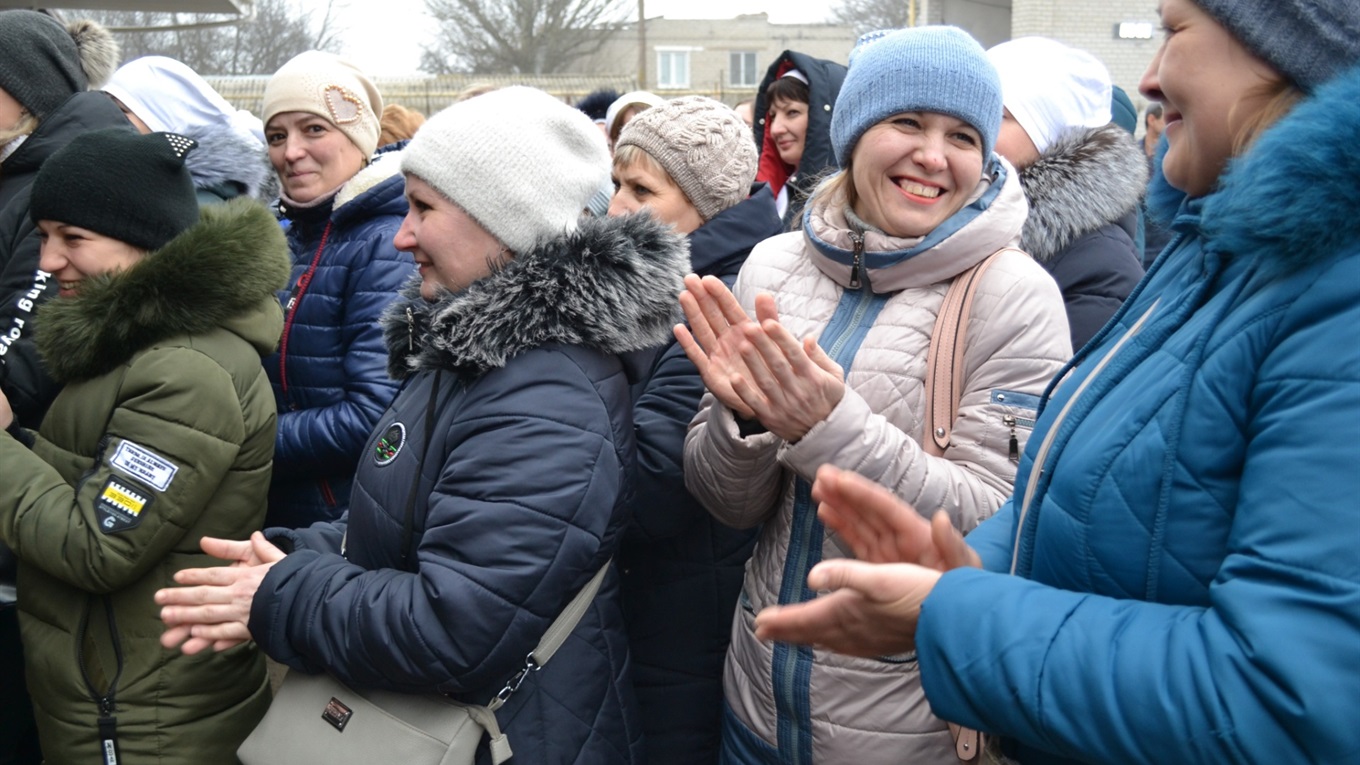 У "Волноваському хлібозаводі" до 8 березня жінкам дарували квіти: фото