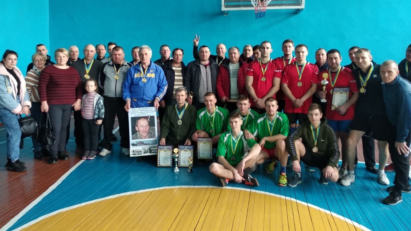 Волейбольний турнір пам’яті Олексія Камінькова: шість команд ветеранів і молоді змагалися за кубок