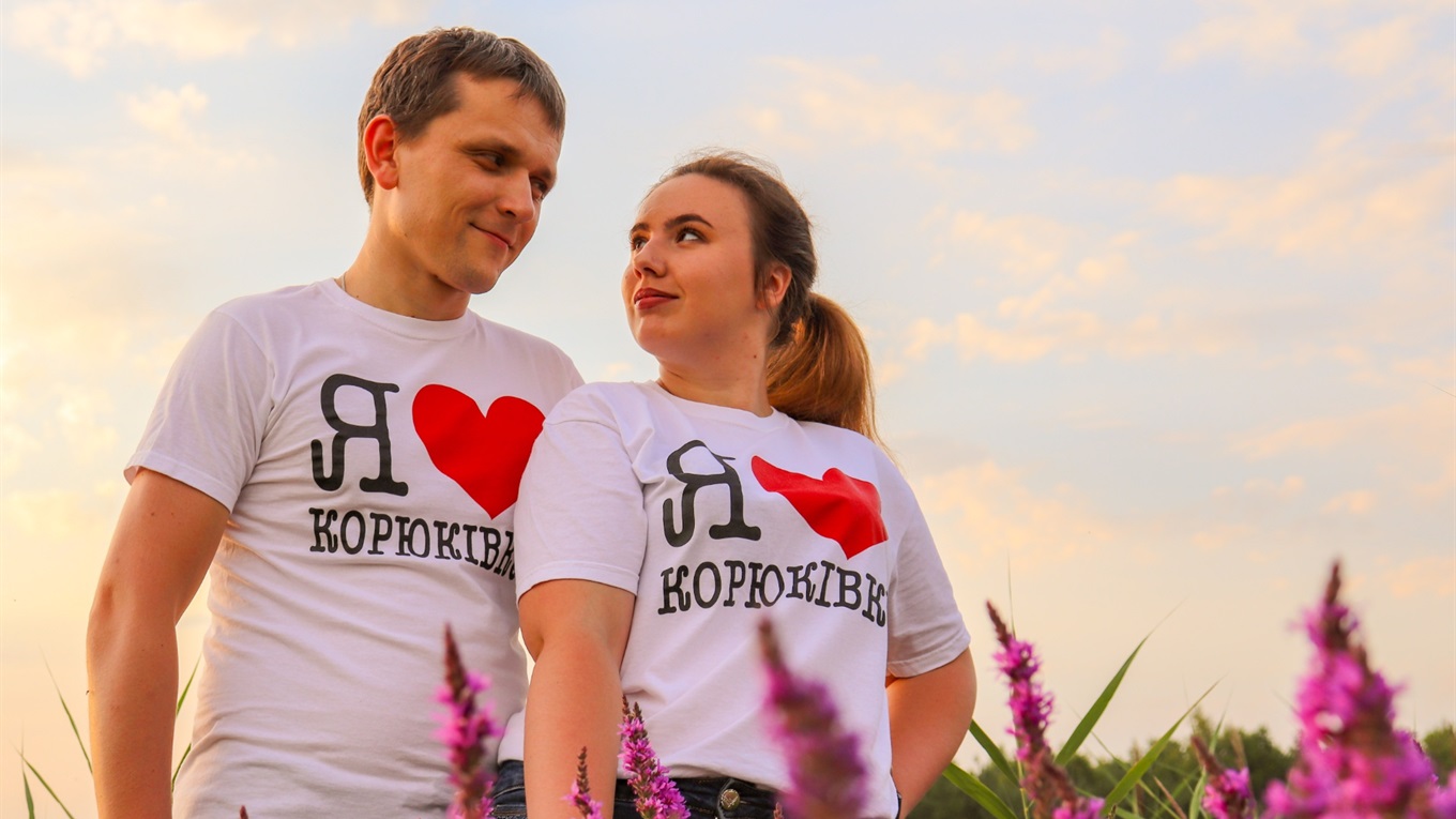 Він хоче зробити ремонт, вона — стати міністром освіти. Про подружжя юриста та вчительки з Корюківки
