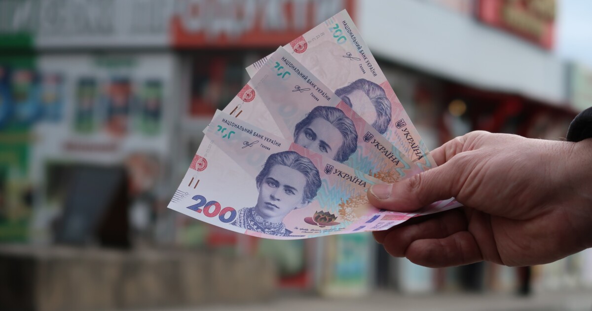 У Новограді чоловік розрахувався в магазині несправжніми грошима: продавчиня викликала поліцію