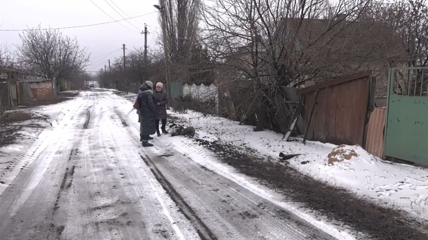 Як живуть місцеві мешканці у Майорську. Репортаж з селища біля КПВВ