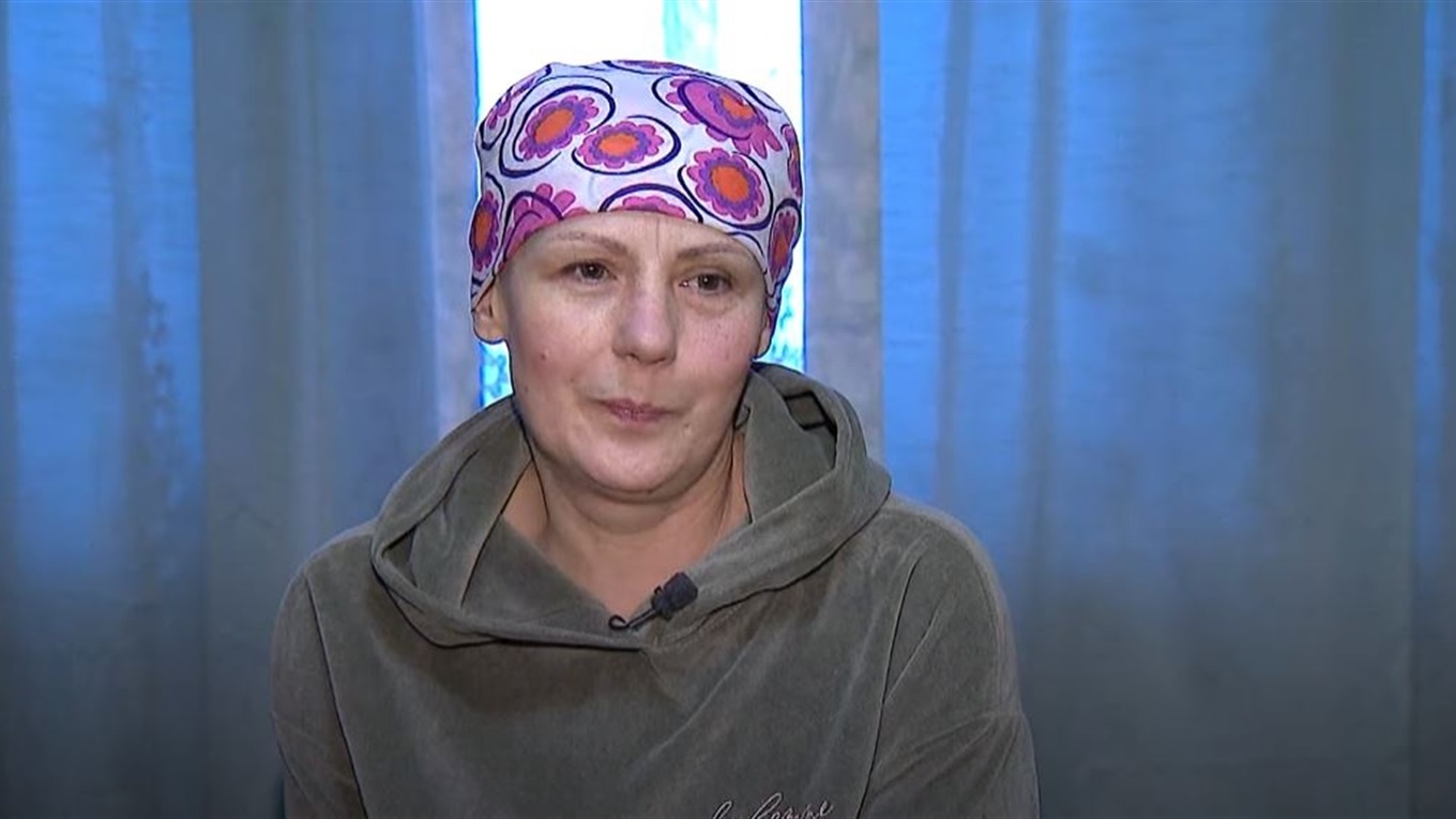 Це журналістка Оксана Ткачова з Донецька. Їй потрібна допомога, щоб побороти карциному