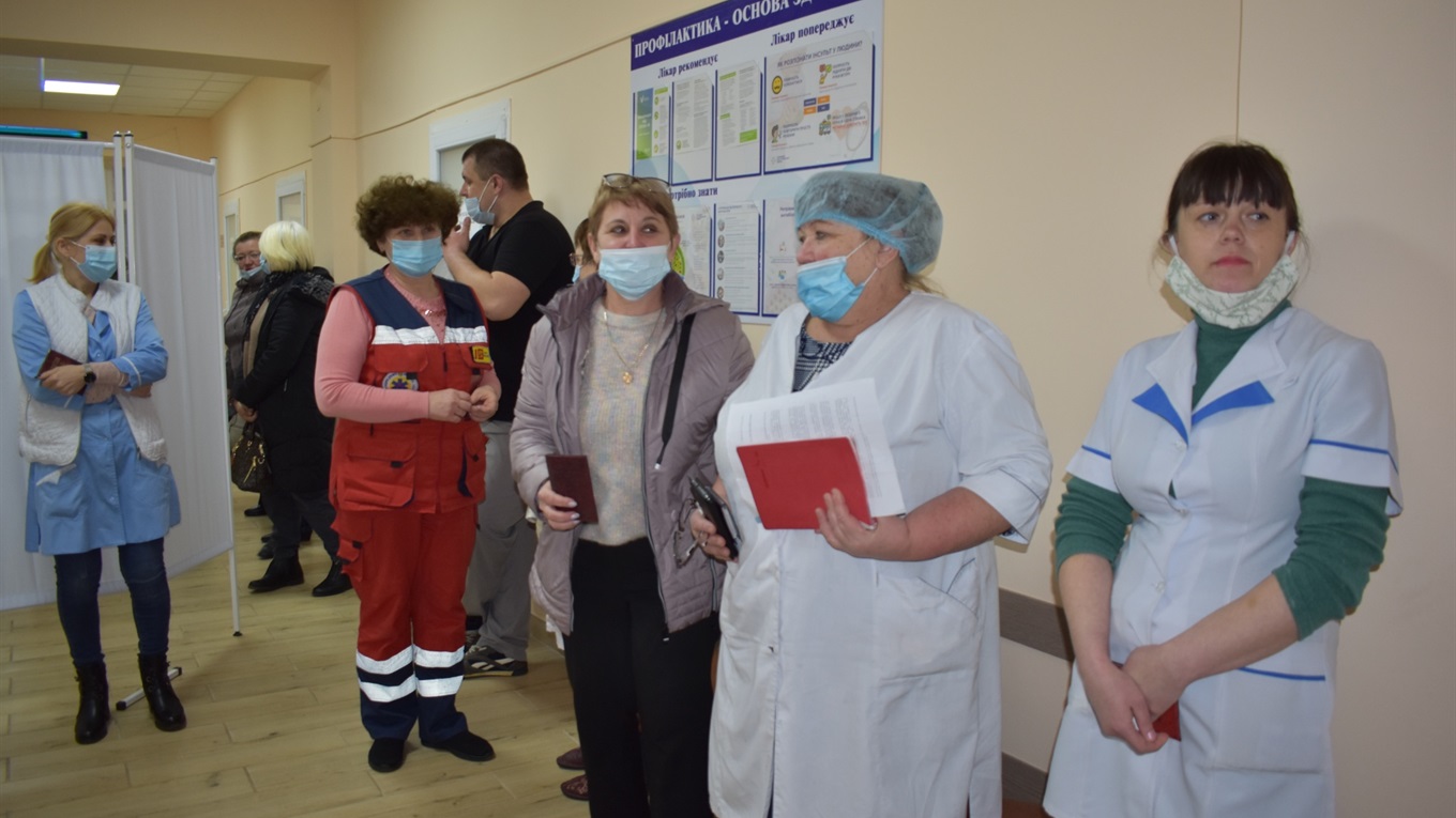 Початок щеплення від COVID-19 у Нижніх Сірогозах: першими вакцинували медиків (фото)