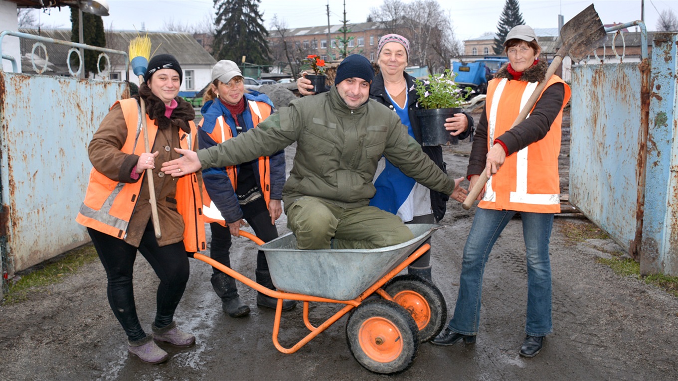 Про золотоніських трудівників у помаранчевих жилетах: дізнайтеся, про що мріють і чим живуть