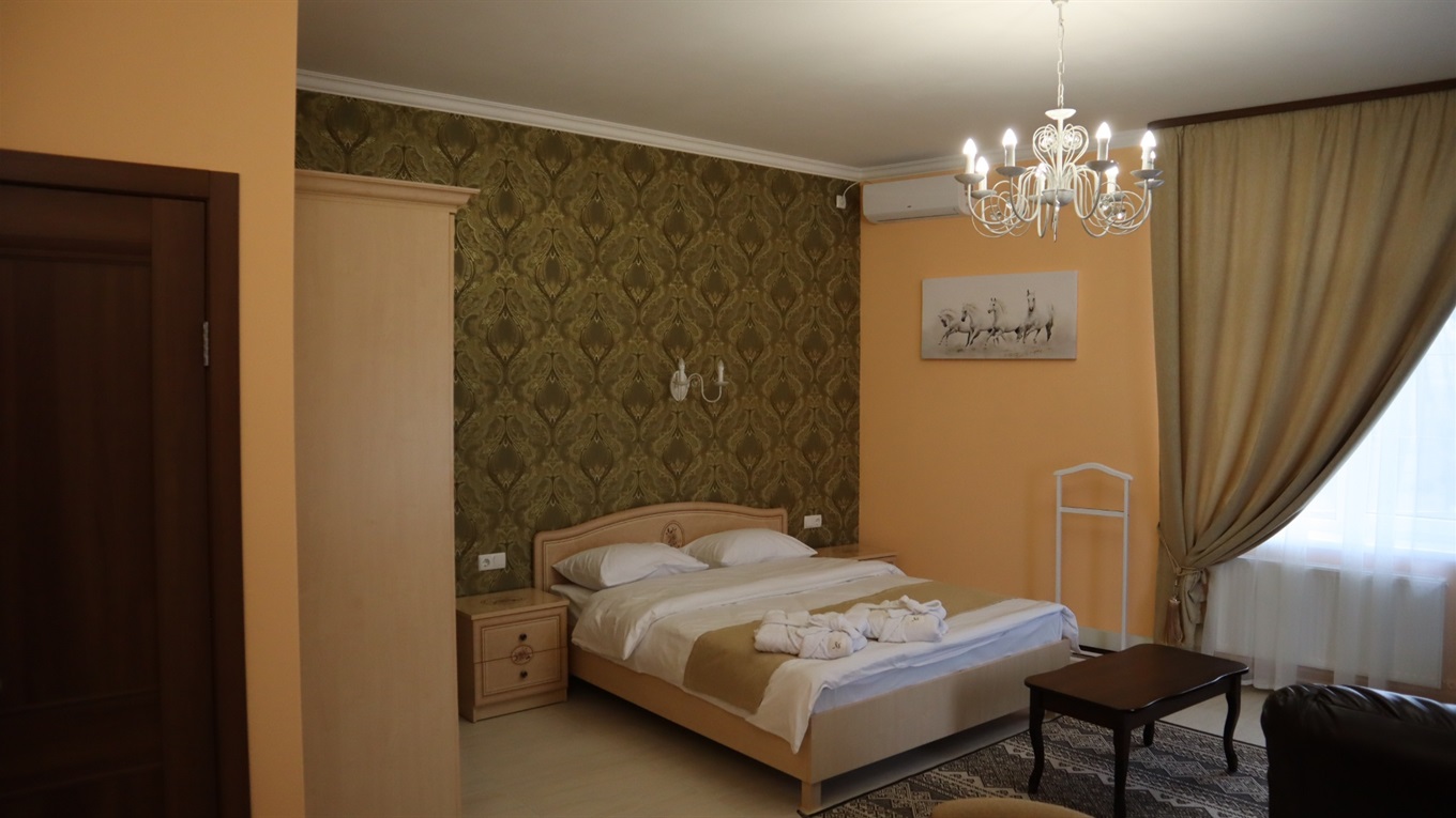 Як у європейському готелі. У Волновасі запрацював ресторанно-готельний комплекс M plaza: фото