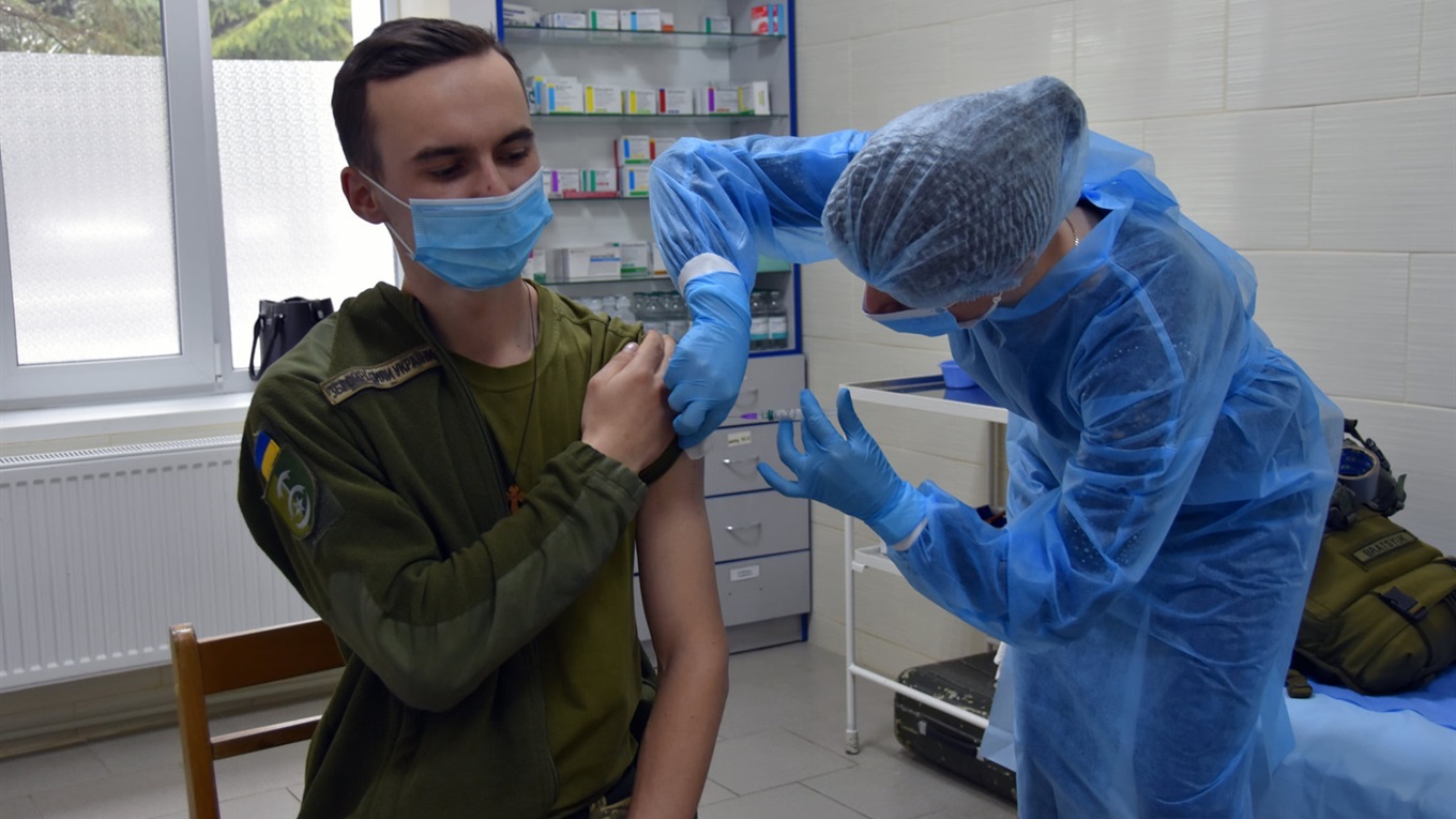 У Новограді військовим зробили щеплення від коронавірусу