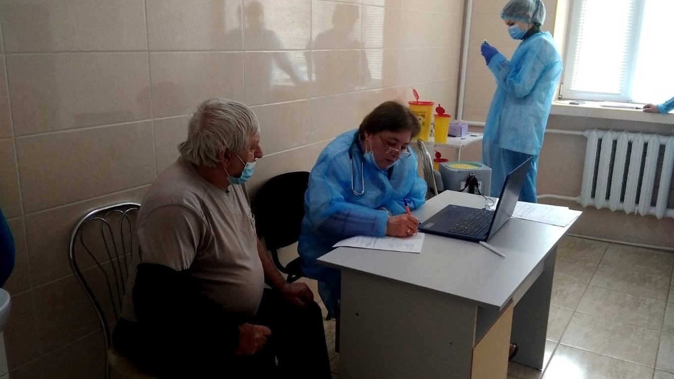 На Сірогозщині вакцинували проти COVID-19 осіб з групи ризику: пенсіонерів, освітян, соцпрацівників