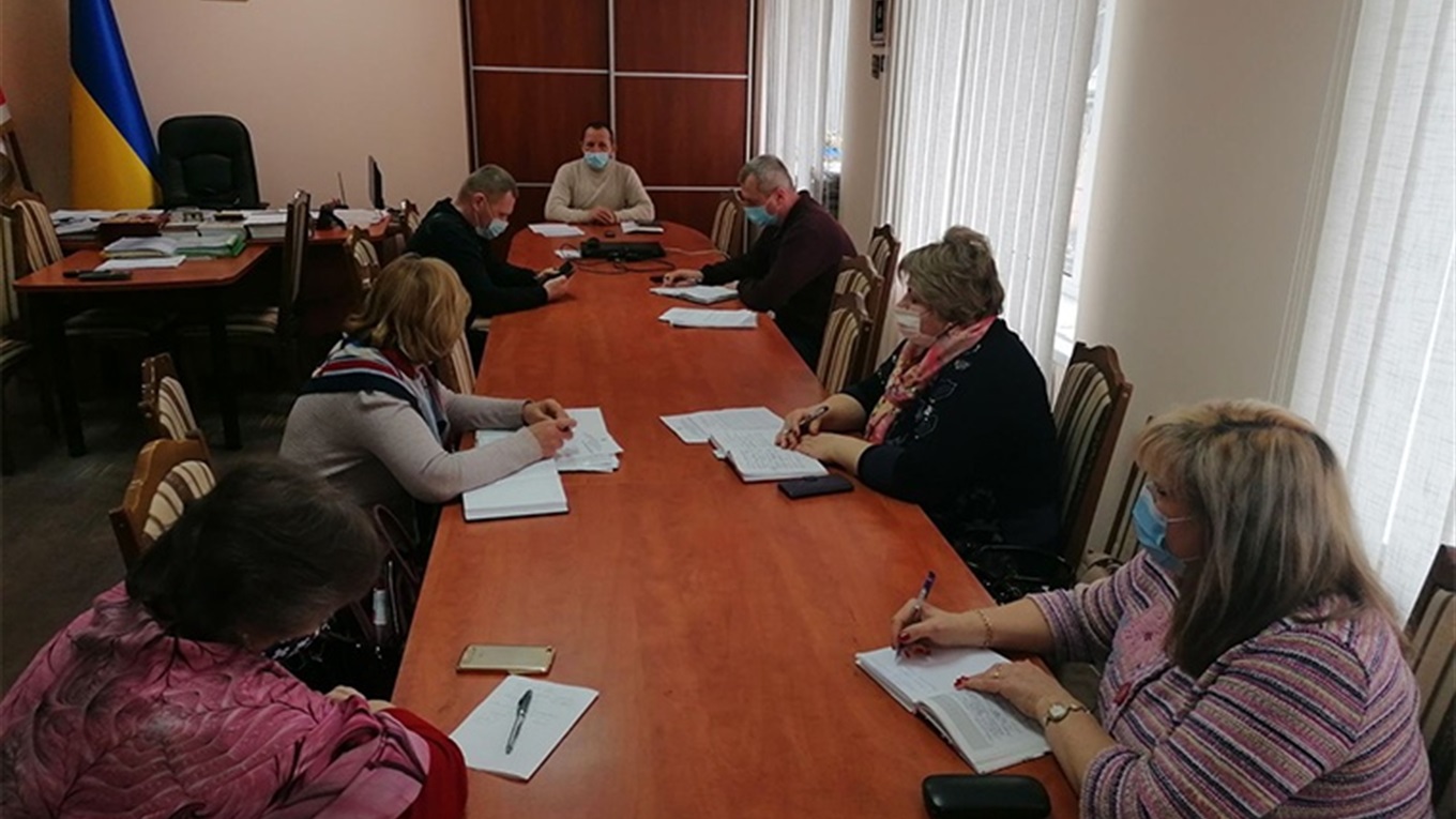 У Старокостянтинові заборонили роботу ресторанів, ринку, продовжили дистанційку та закрили дитсадки