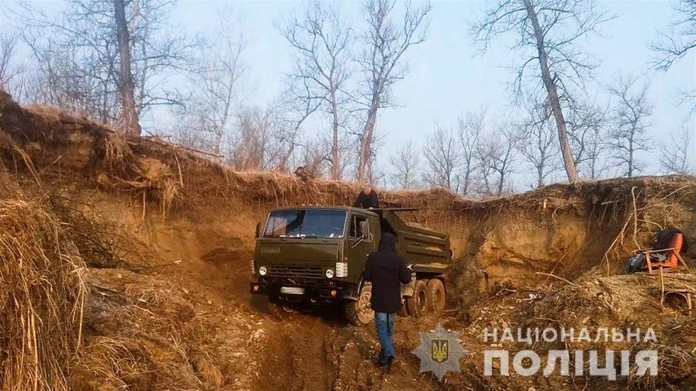 Житель Кіцманя вантажив гравій у КАМАЗ поблизу села Бурдей. Його викрила поліція