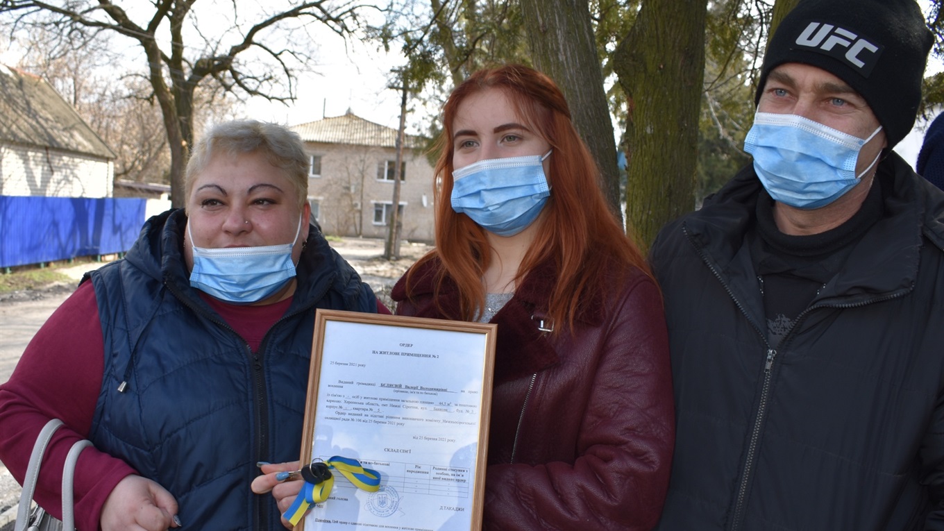 В Нижніх Сірогозах дитині, яка стоїть на квартирному обліку вручили ордер на соціальне житло